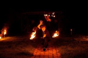 Teatralizuoti ugnies žongliravimo šou pasirodymai ir performansai