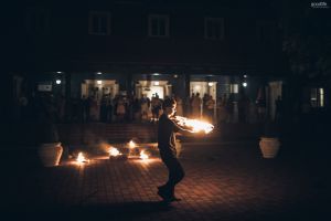 Teatralizuoti ugnies žongliravimo šou pasirodymai ir performansai