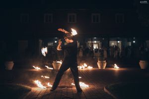 Teatralizuoti ugnies žongliravimo šou pasirodymai ir performansai