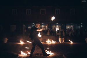 Teatralizuoti ugnies žongliravimo šou pasirodymai ir performansai