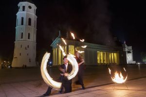 Teatralizuoti ugnies žongliravimo šou pasirodymai ir performansai