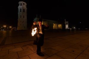 Teatralizuoti ugnies žongliravimo šou pasirodymai ir performansai