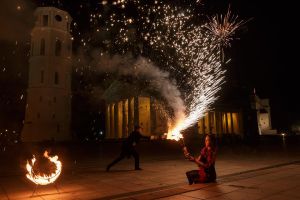 Teatralizuoti ugnies žongliravimo šou pasirodymai ir performansai