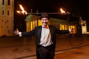 Teatralizuoti ugnies žongliravimo šou pasirodymai ir performansai
