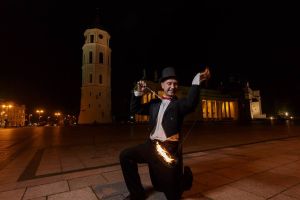 Teatralizuoti ugnies žongliravimo šou pasirodymai ir performansai