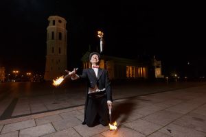 Teatralizuoti ugnies žongliravimo šou pasirodymai ir performansai