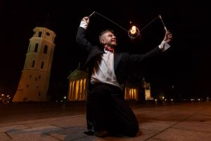 Teatralizuoti ugnies žongliravimo šou pasirodymai ir performansai