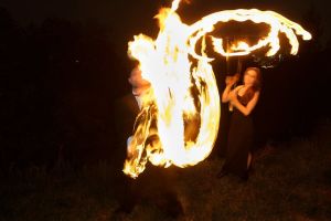 Teatralizuoti ugnies žongliravimo šou pasirodymai ir performansai