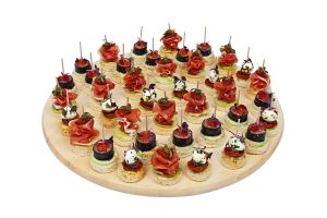 Sumuštinukai ir šampano staliukas po ceremonijos bažnyčioje ar santuokų rūmuose