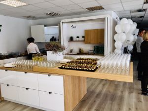 Sumuštinukai ir šampano staliukas po ceremonijos bažnyčioje ar santuokų rūmuose