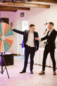 Nuotaikos kalviai. LT( vedėjas, didžėjus, vokalistė)