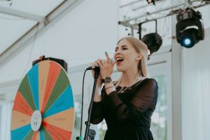 Nuotaikos kalviai. LT( vedėjas, didžėjus, vokalistė)