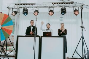 Nuotaikos kalviai. LT( vedėjas, didžėjus, vokalistė)