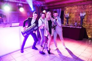 Nuotaikos kalviai. LT( vedėjas, didžėjus, vokalistė)