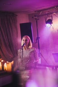 Nuotaikos kalviai. LT( vedėjas, didžėjus, vokalistė)