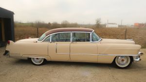 SENOVINIŲ AMERIKIETIŠKŲ AUTOMOBILIŲ NUOMA