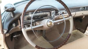 SENOVINIŲ AMERIKIETIŠKŲ AUTOMOBILIŲ NUOMA