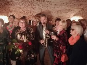 Saksofono melodijos fonui ir šokiui