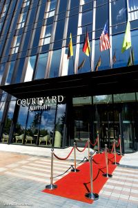 RAUDONŲ KILIMŲ NUOMA